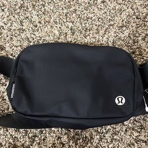 Lululemon everywhere belt bag (black)